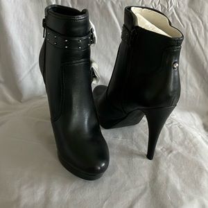 Guess Dalli Closed Toe Heels